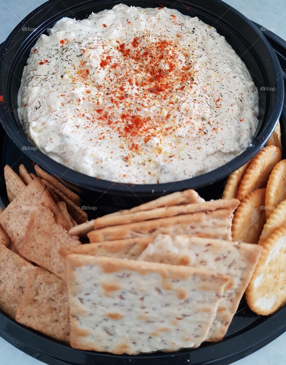 Creamy Crab Dip and Crackers