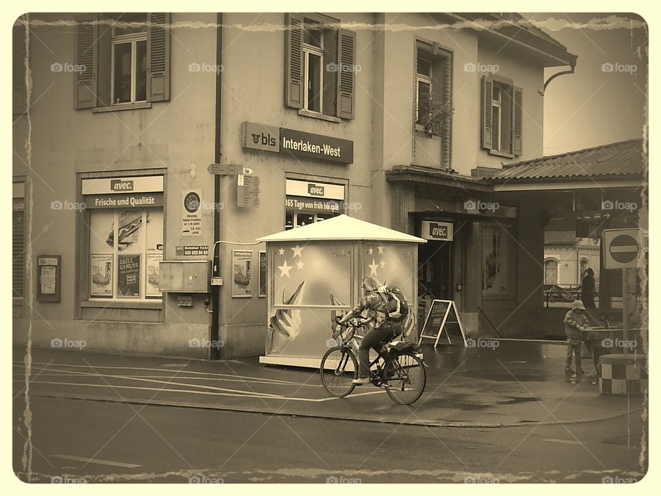 ciclista por la ciudad de Suiza