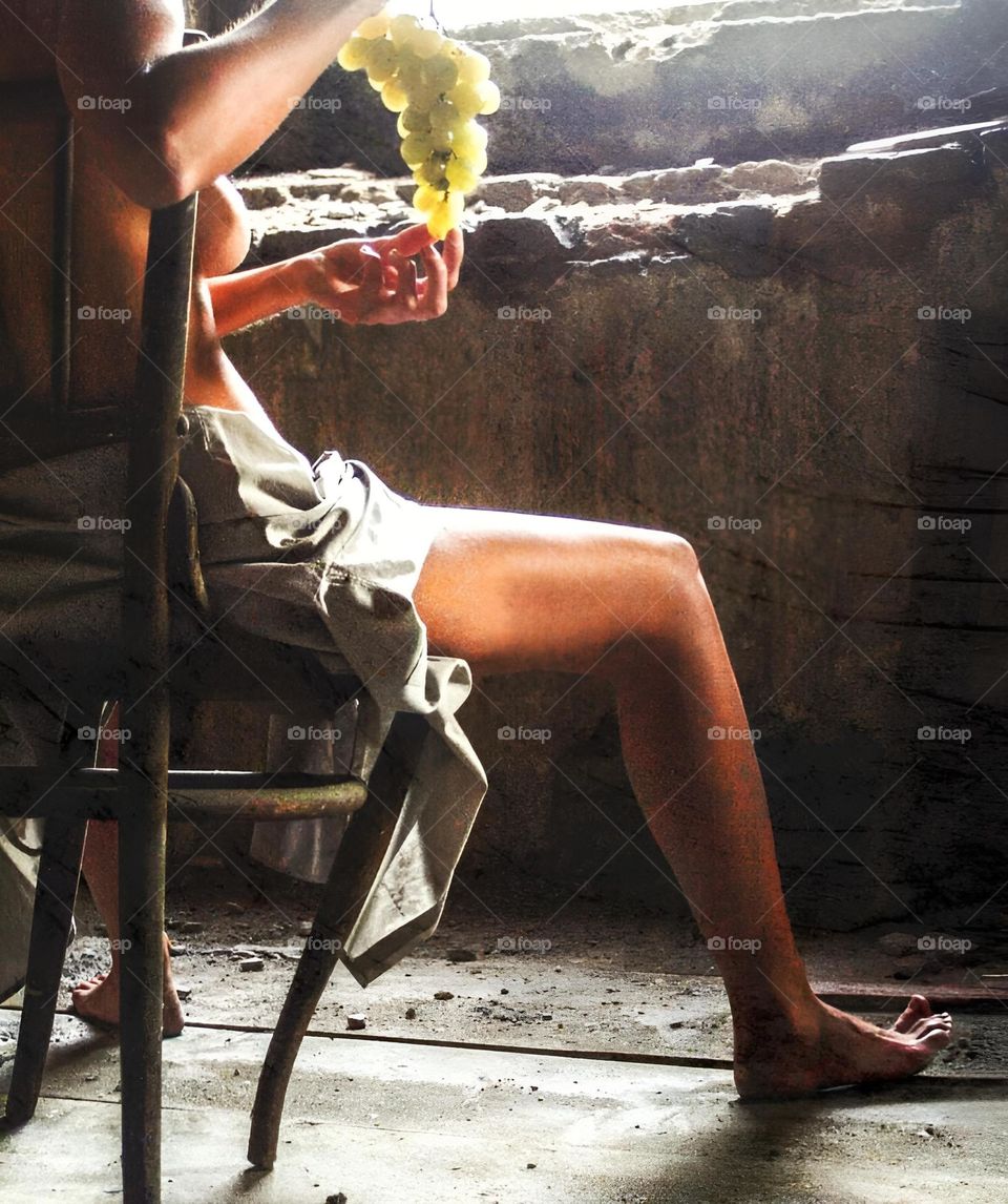 Femeia are în suflet mii de taine, iar de încerci să le descoperi, poți pierde ani...Degeaba-nlături voaluri, măști și haine...