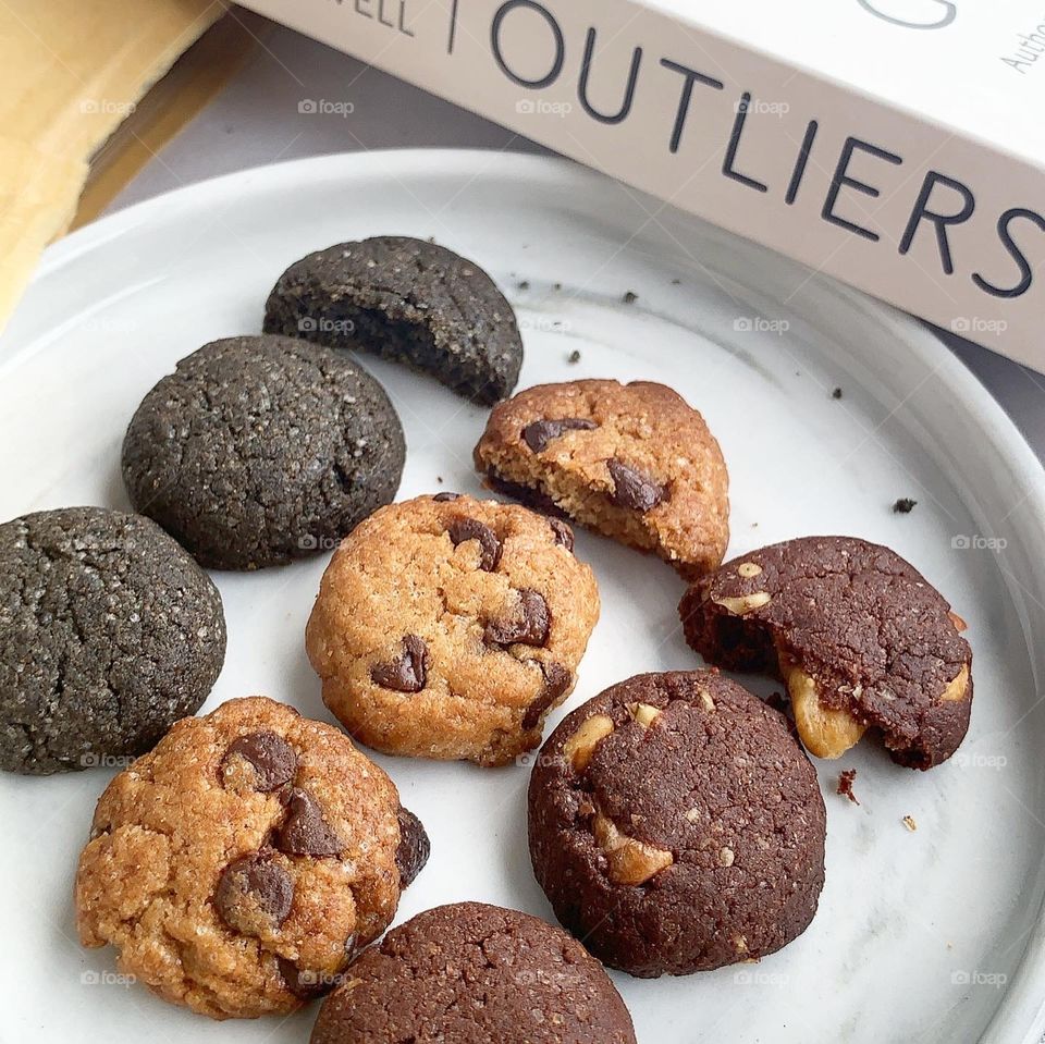 Homemade vegan cookies in walnut chocolate, blacksesame and chocolate chip 