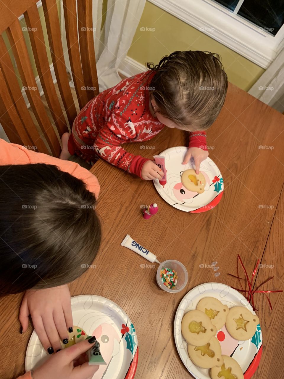 Decorating Christmas cookies 