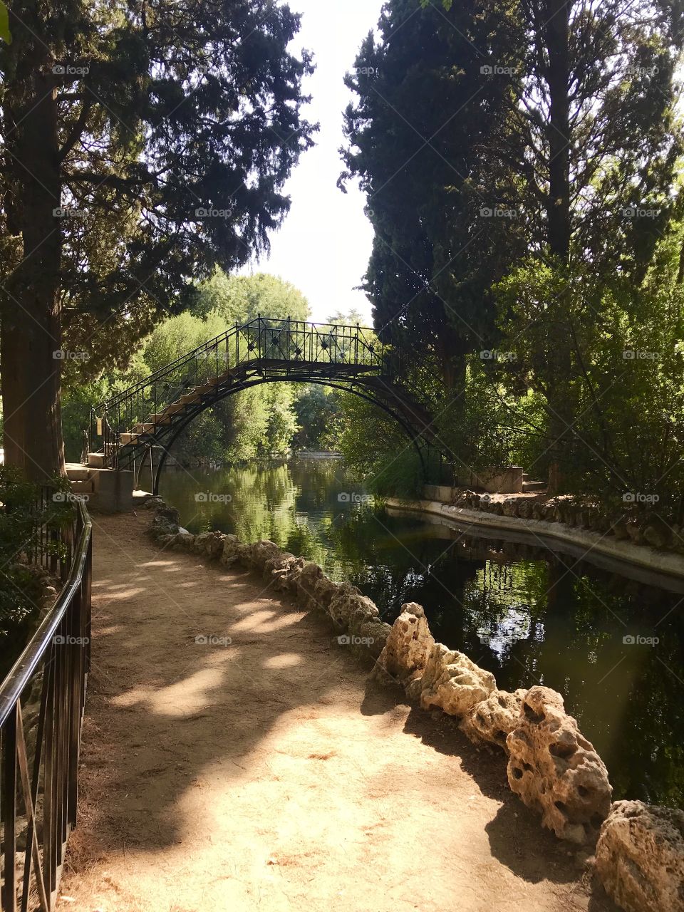 Puente sobre el lago de una finca de los duques de España 