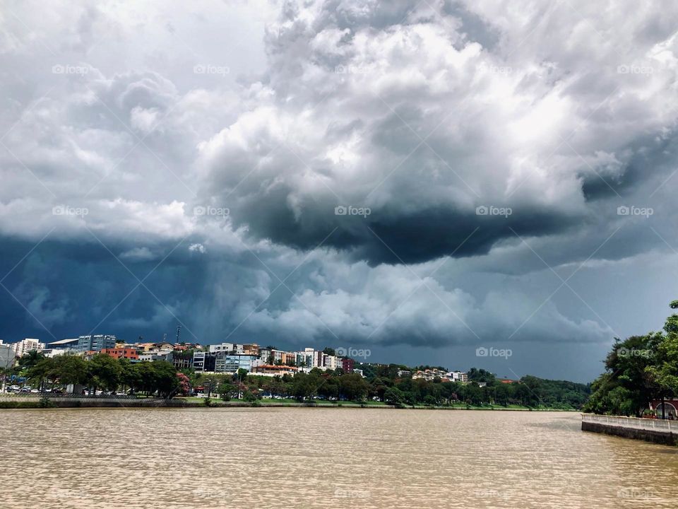 E o tempo virou em Bragança Paulista!

A chuva está chegando no Lago do Taboão….