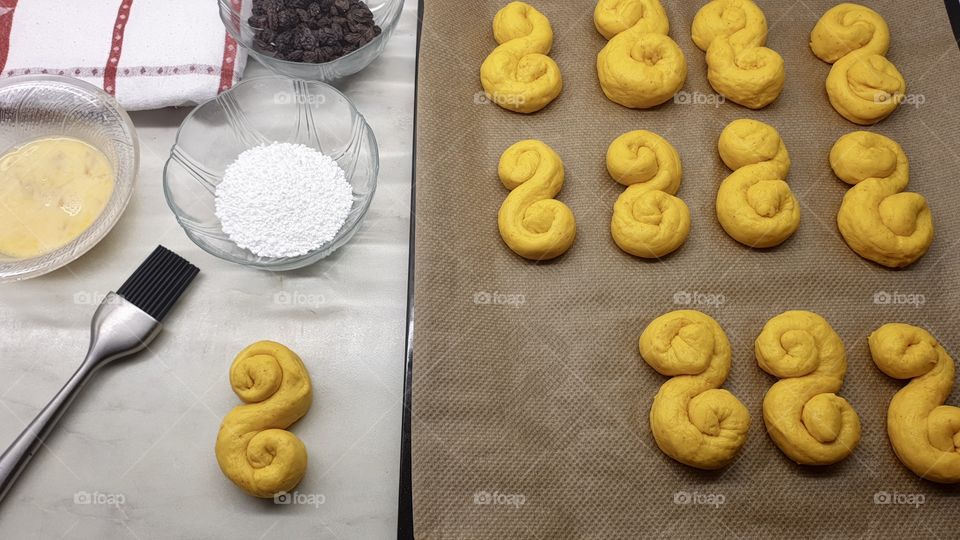 Bake Swedish saffron buns for Christmas - bakar lussekatter till jul och Lucia 