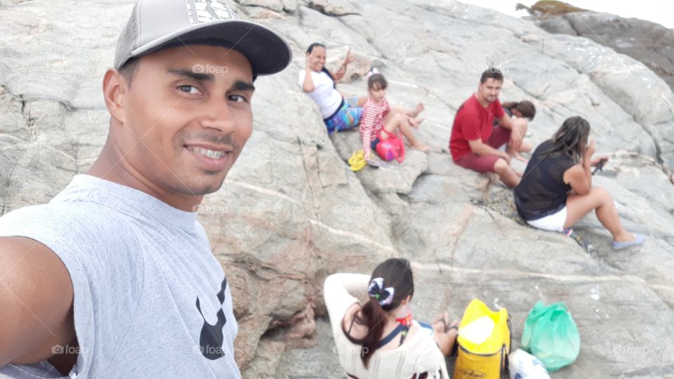 Família e amigos, fazendo um piquenique nas pedras da praia das conchas, Peró, Cabo Frio, Rio de Janeiro, Brasil.