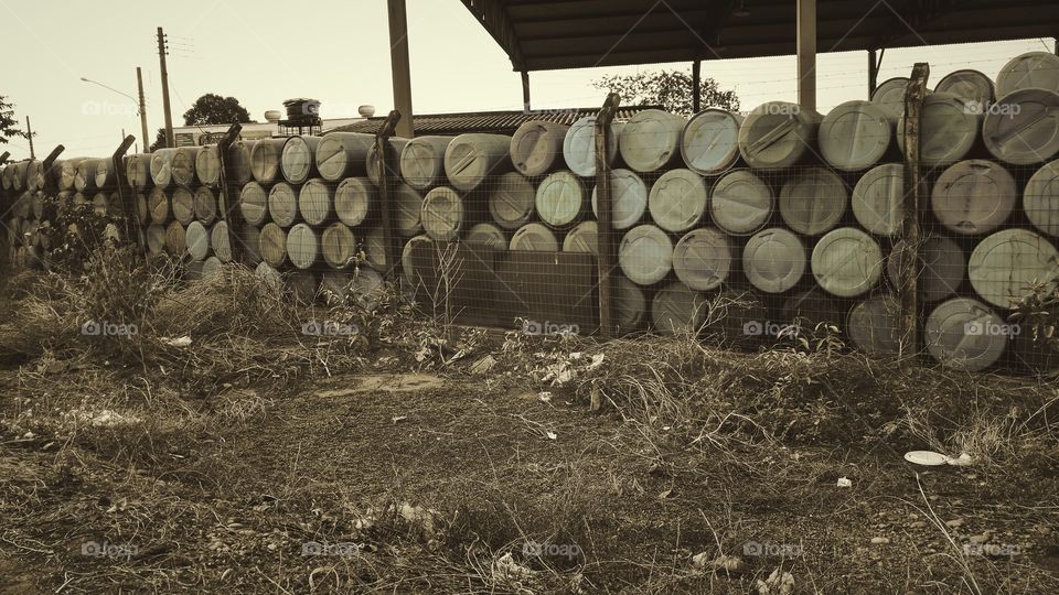 Imagem envelhecida de latões: tambores plásticos azuis.