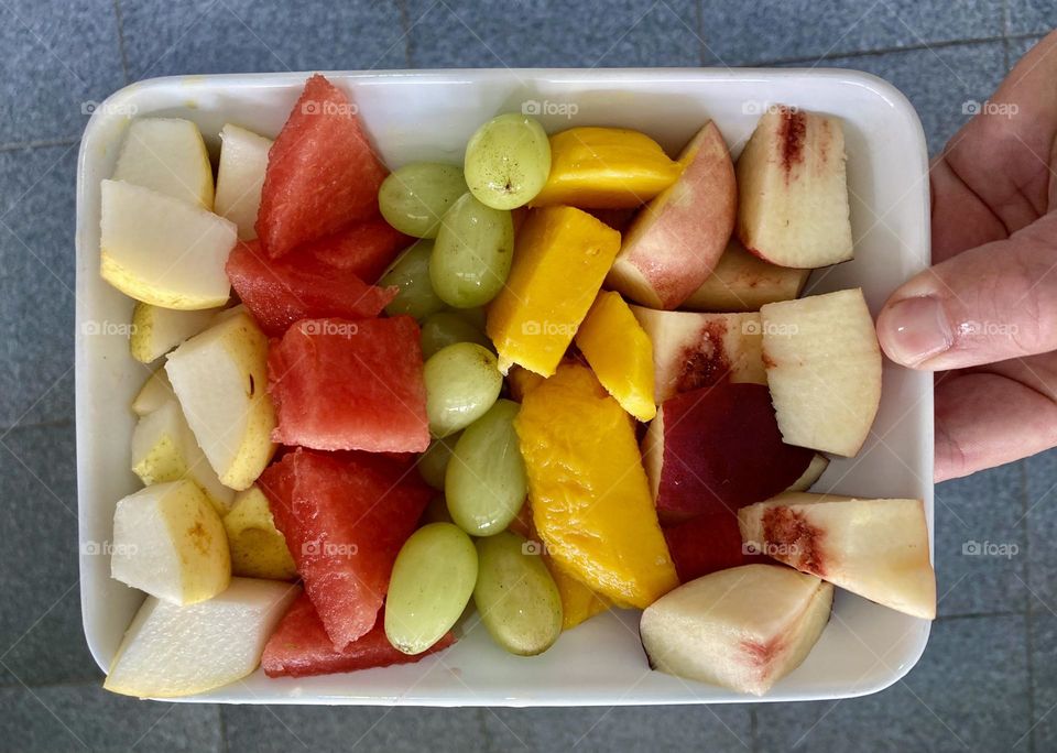 Êba! Frutas gostosas para trazer saúde para todos aqui de casa: pêra, melancia, uva, manga e pêssego.
Tudo bem fresquinho, cortadas com amor e carinho.