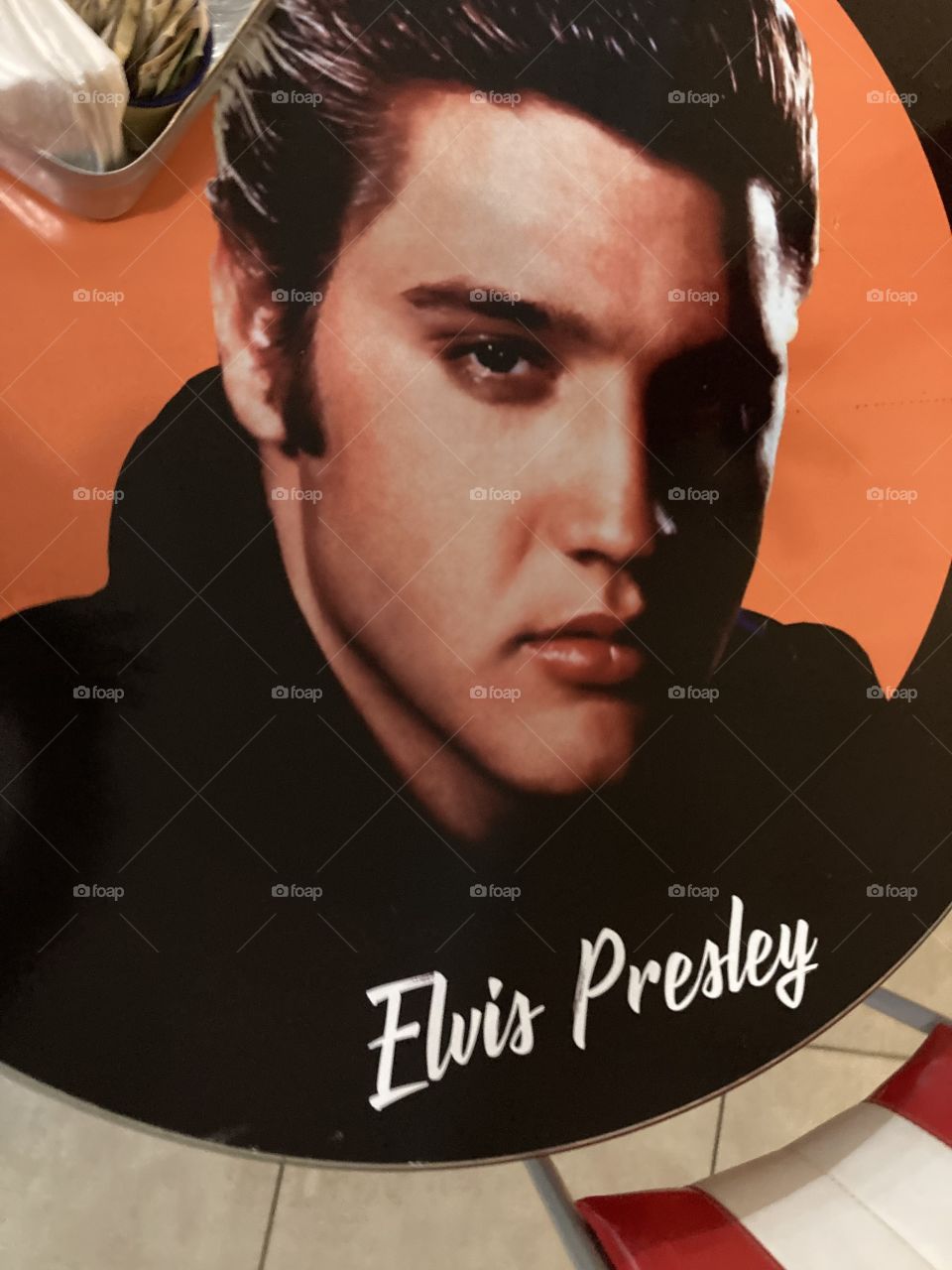 No ritmo dos anos 50 e de Rock’n Roll… Elvis Presley! Essa decoração com uma mesa pintada com a foto do “Rei do Rock” ficou legal. 