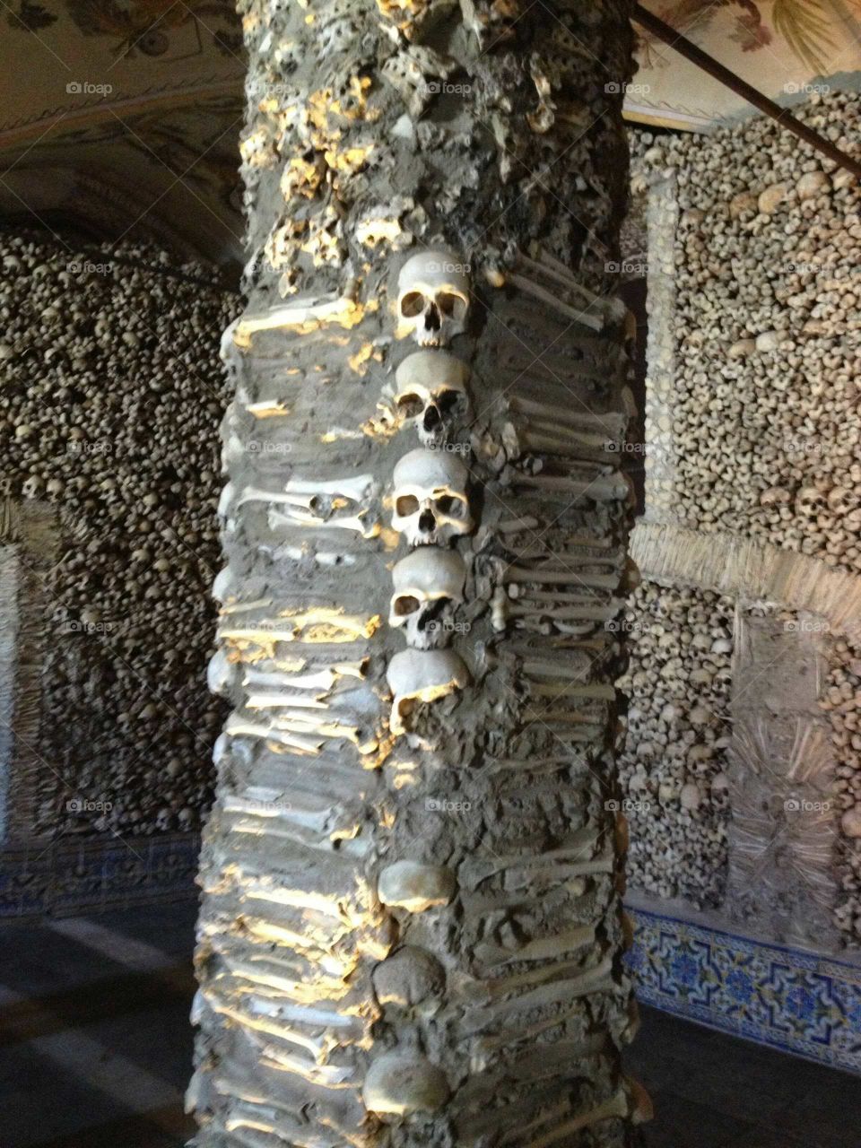 Pilar na Capela dos ossos em Évora Alentejo Portugal