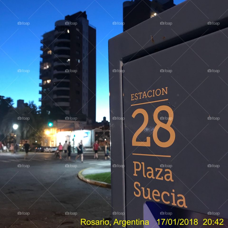 Estación de bicicletas en plaza suecia de la ciudad de Rosario, Santa Fe, Argentina 