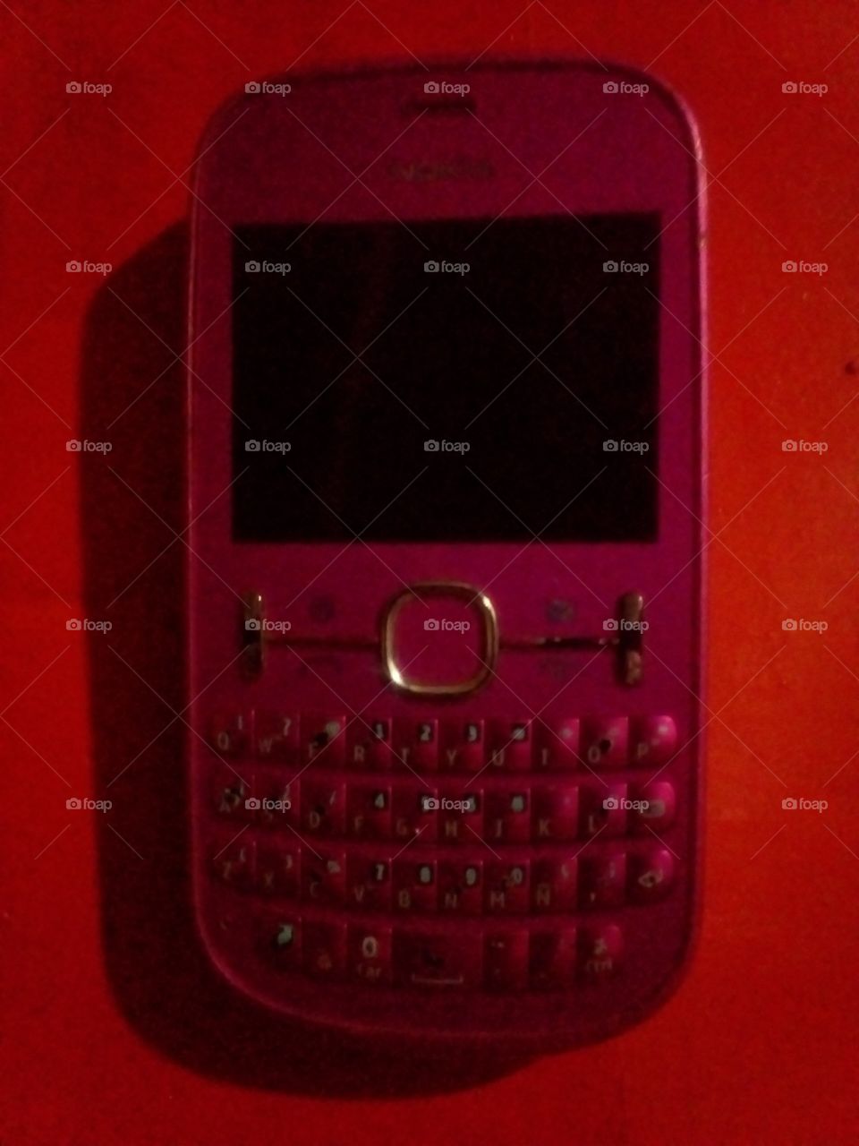 celular marca Nokia de color rosado