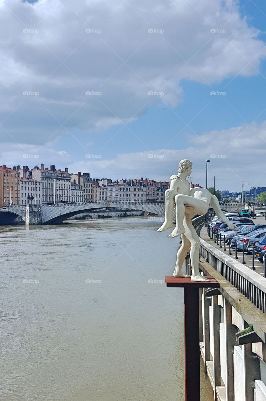 Lyon statue on thé Rhône