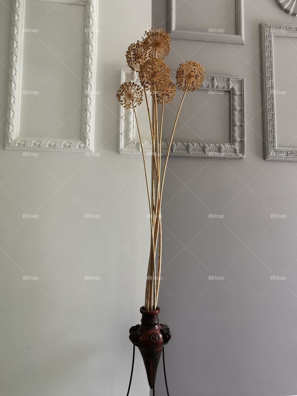 Home decor with dried giant allium