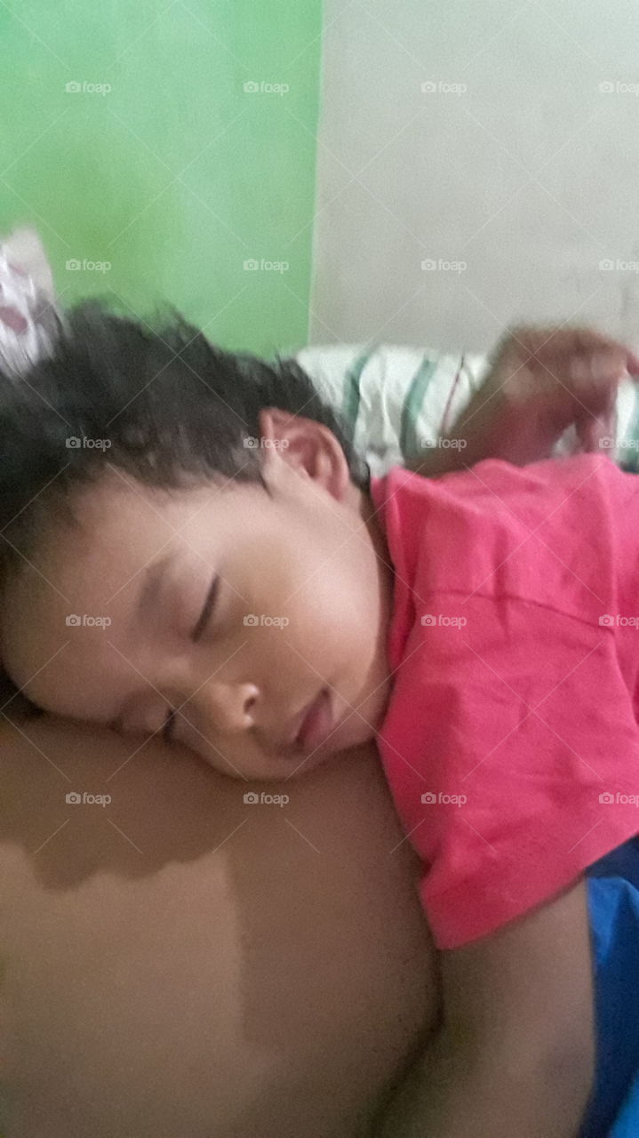 mi niño beiop cuando le coje el sueño se duerme dond sea