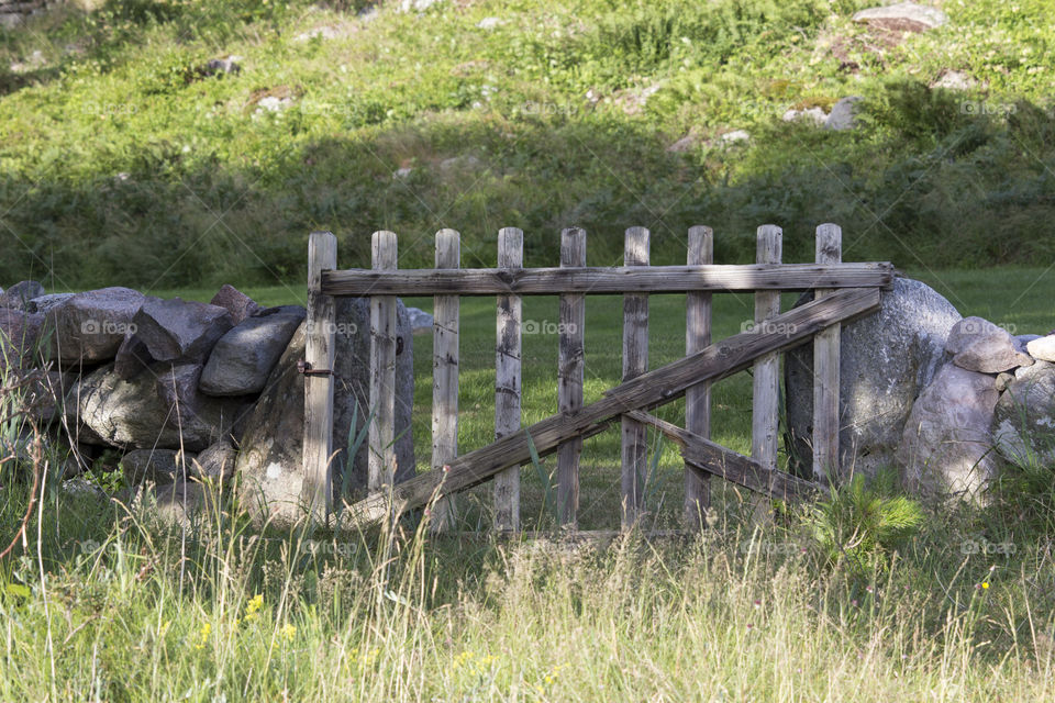 Old wooden gate in stone wall - gammal trägrind natur


