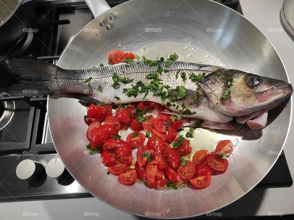 sea ​​bass with tomatoes a preparation