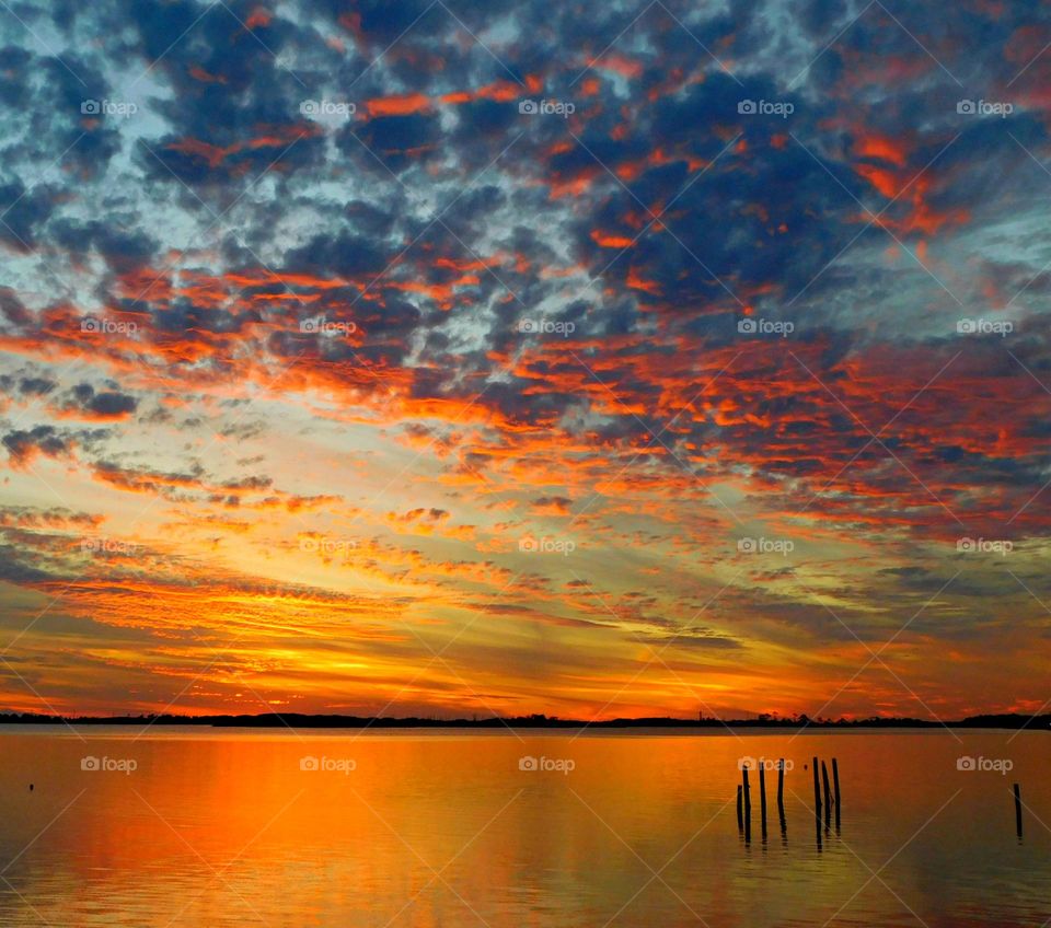 The awesome beauty of the setting sun is also symbolic of the beauty and mystery of life itself. The sunset is one of the most magical parts of the day. HAPPY BEW YEAR 2022. π
π