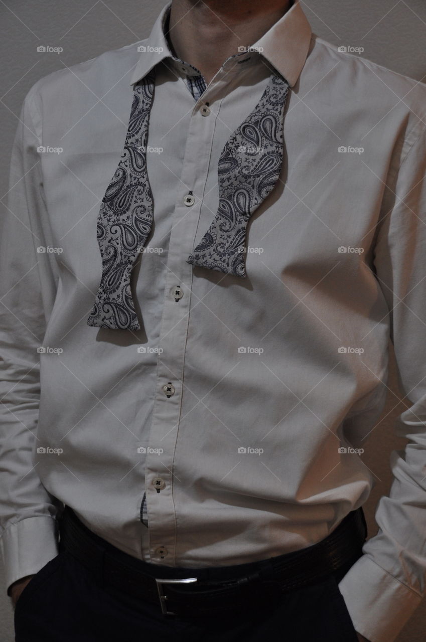 tie a butterfly on a man