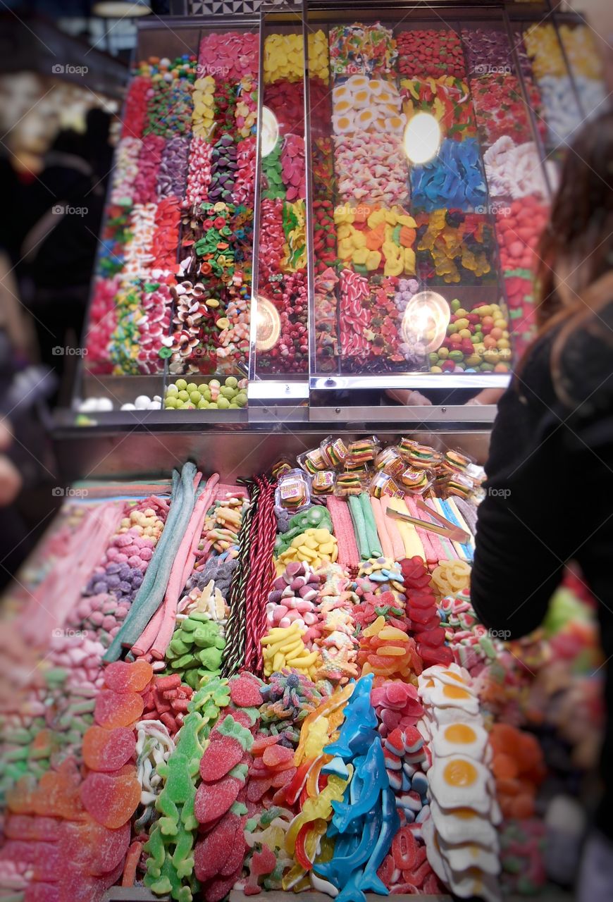 Des bonbons au célèbre marché couvert de la boqueria à Barcelone en Espagne
