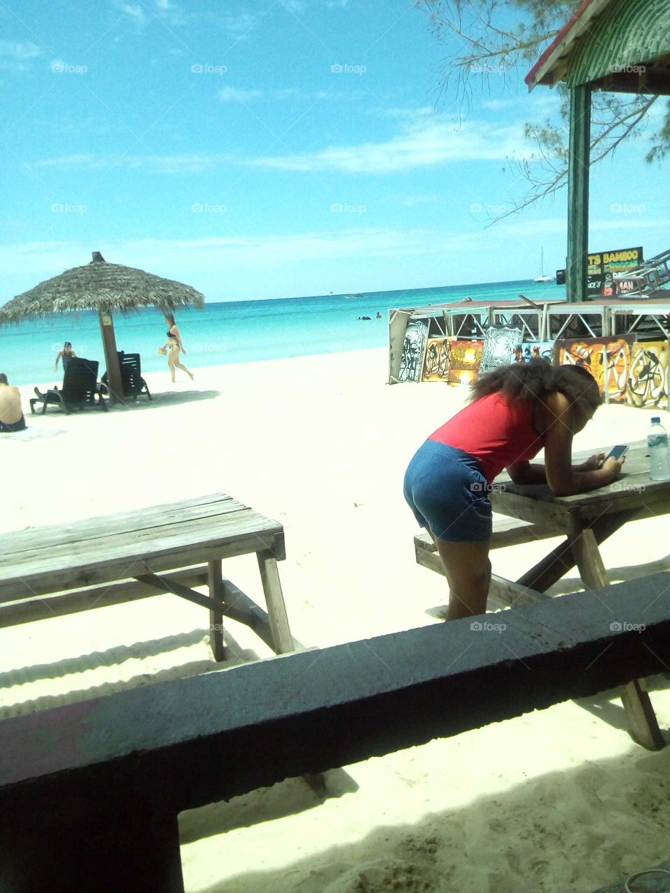 this is a beautiful picture looking at the back ground it so clean an see in the people in it so wonderful.