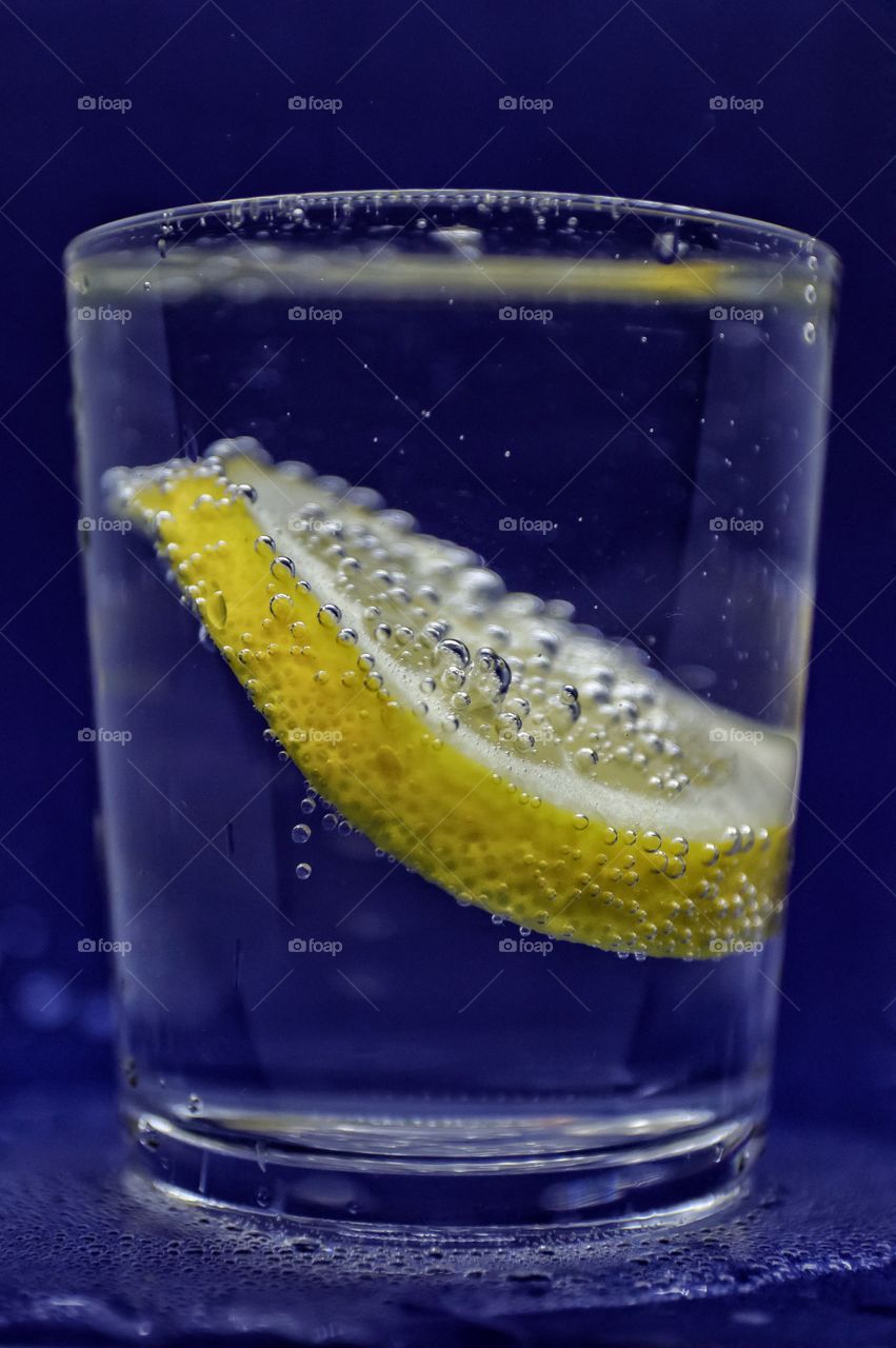 Sparkling water with lemon 