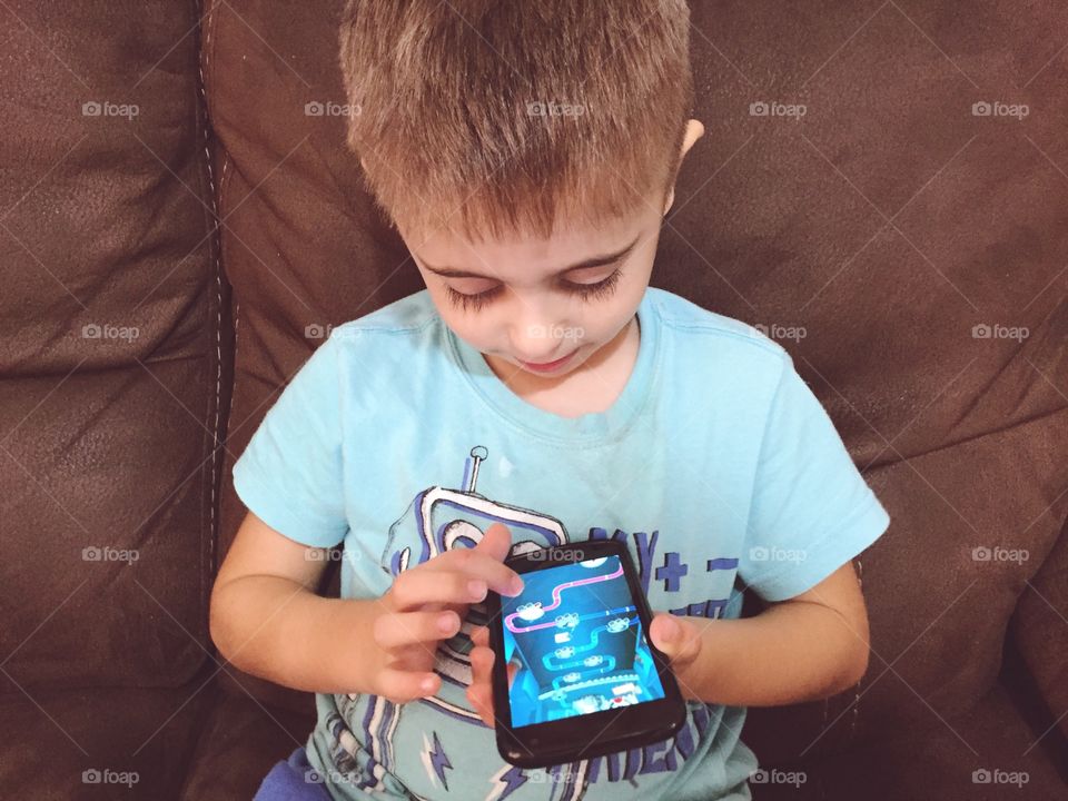 A kid play with smartphone