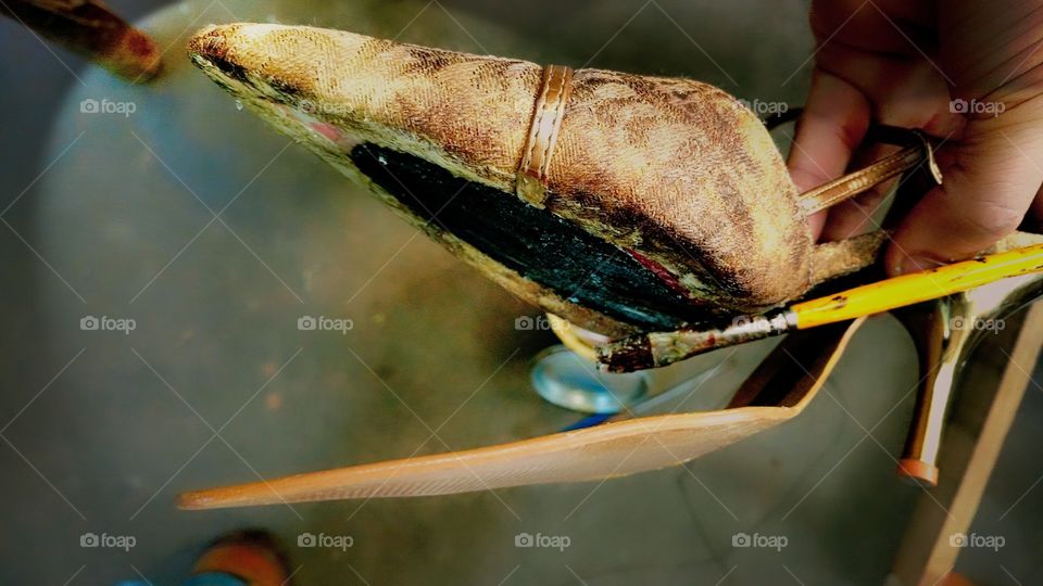 Sapataria, conserto, colagem de solado de sandália.