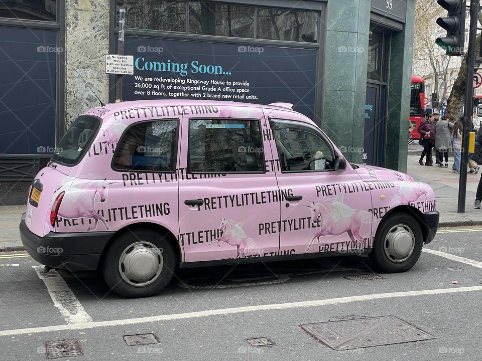 Pink cab driving through the city of London 🇬🇧