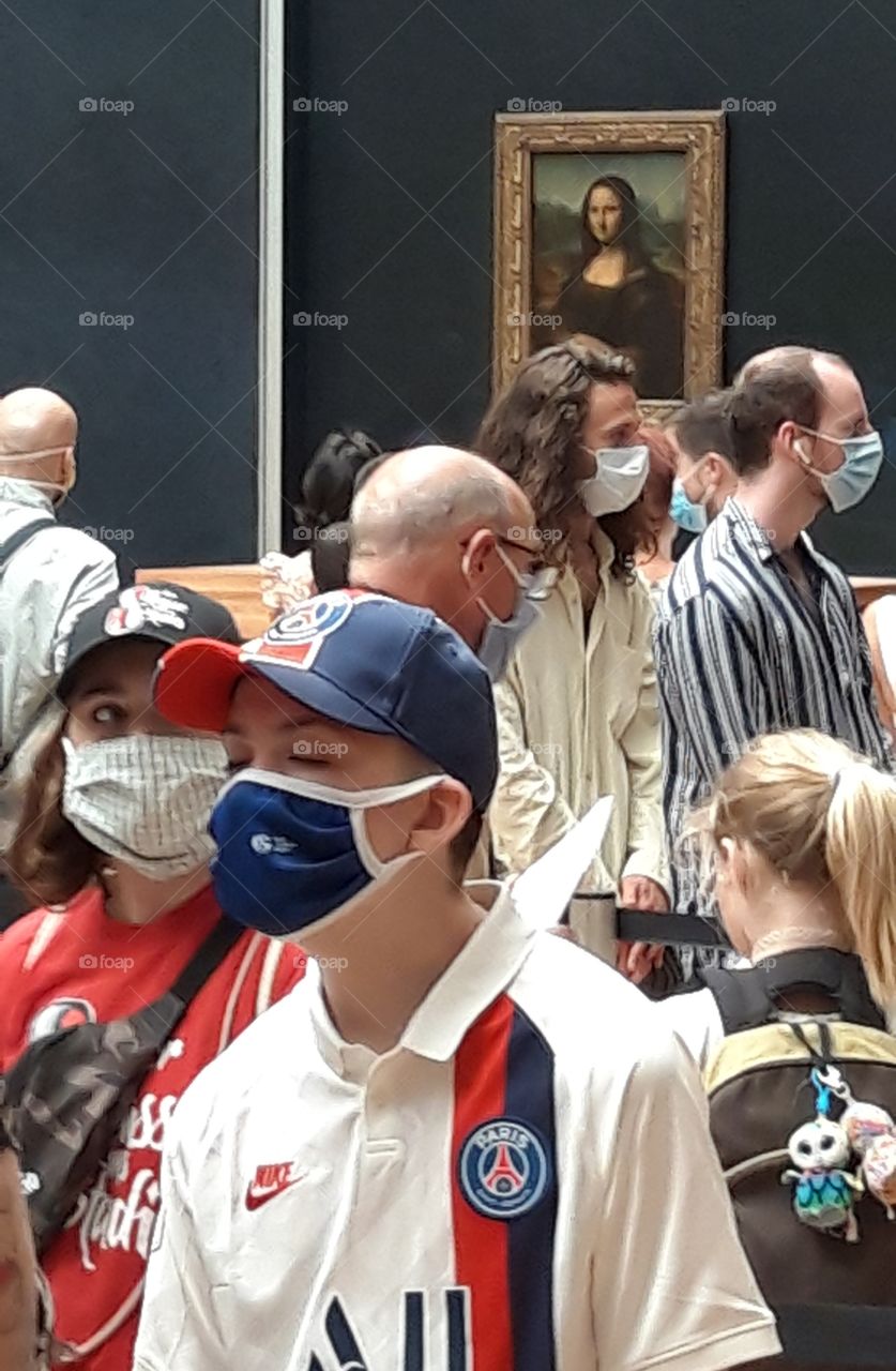 not looking at Mona Lisa