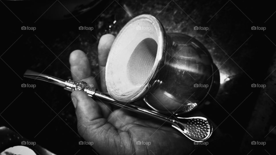 Plano de fundo, preto e branco. Cuia  de madeira e alumínio e bomba de inox, para bebidas: erva Mate; Chimarrão e Tereré.