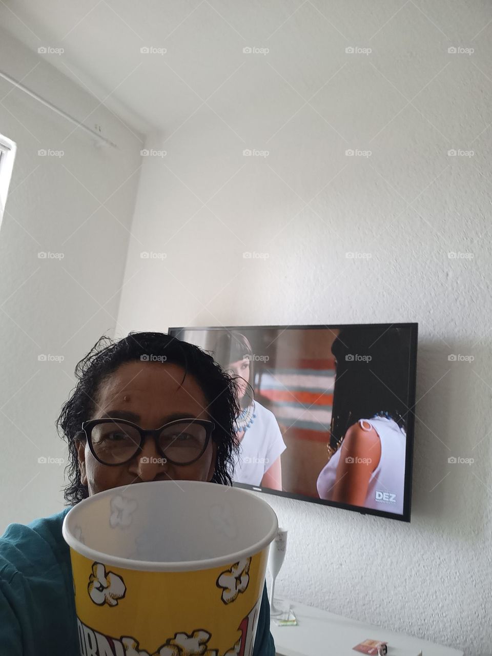 A televisão.  A influência  da TV, na vida das pessoas é cada vez mais nítida. Nos lugares que ela chega e, com ela os seus conteúdos. A TV, oportuniza diversão acessível  para muitas famílias, que estão  geográfica  ou economicamente isoladas.