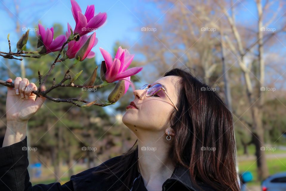 A girl smelling a spring flowers