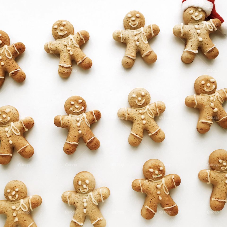 Christmas background made of gingerbread men gingerbread, pattern.