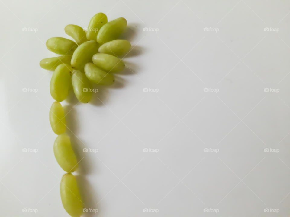 Flower pattern using green grapes