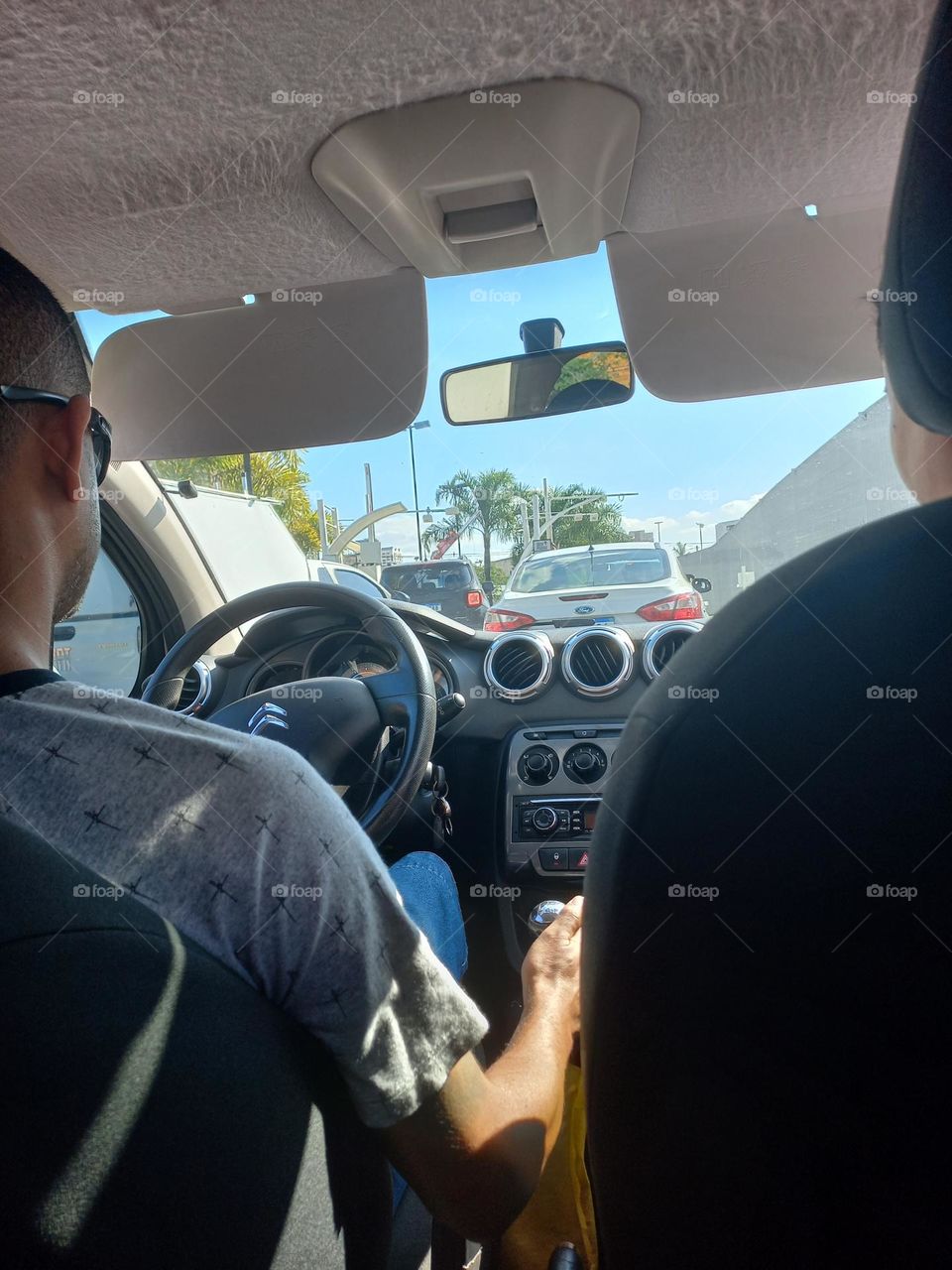 Direção  defensiva é o ato de conduzir de modo a evitar acidentes, apesar das ações  incorretas dos outros e das condições  adversas que encontramos  nas vias de tŕânsito