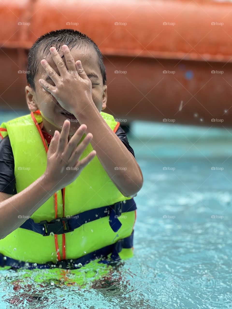 The kid in swimming pool 