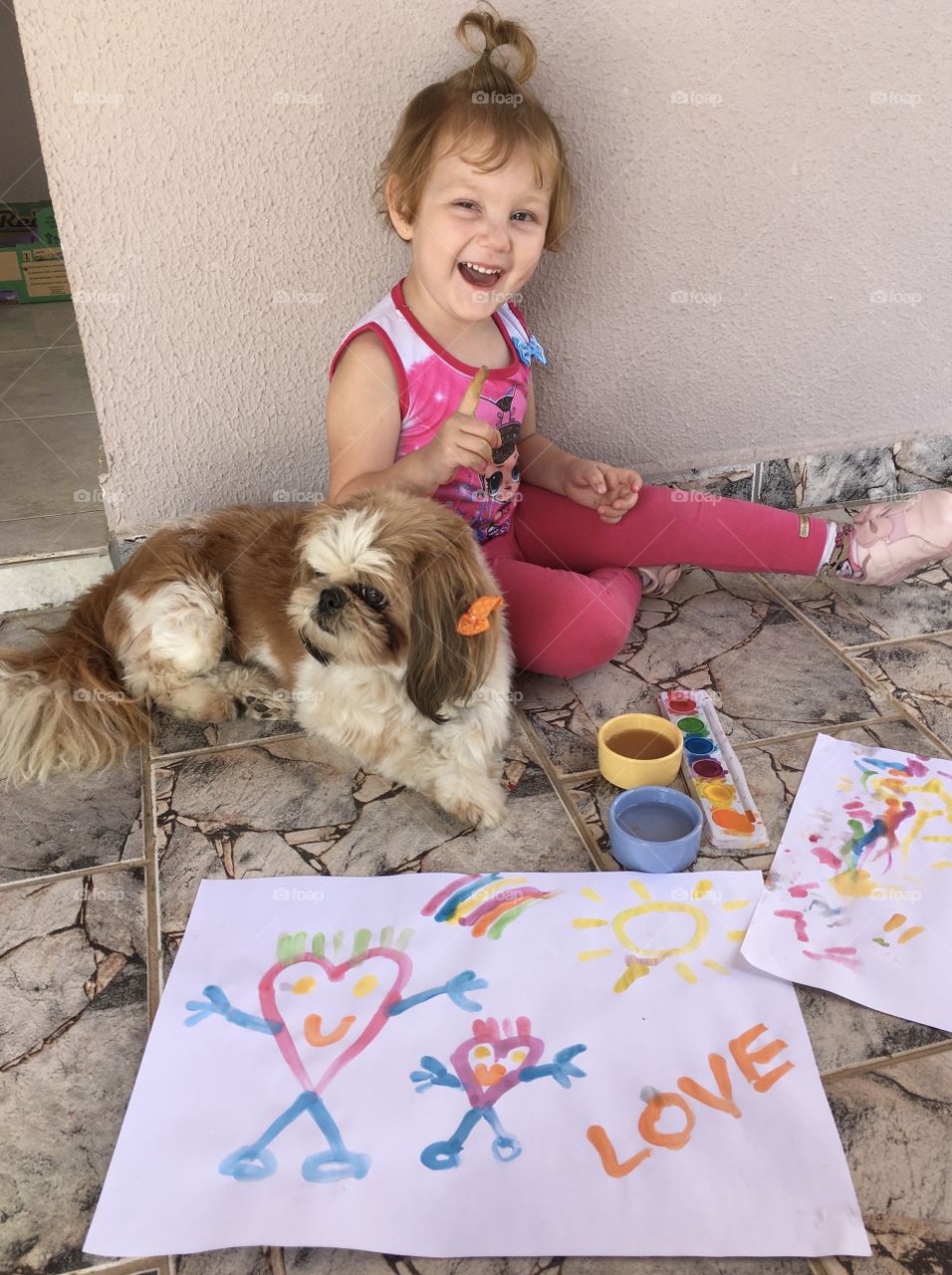 🇺🇸 Being with the dog making a mess is what makes my daughter Maria Estela smile! How not to be happy in life? / 🇧🇷 Estar com a cachorrinha fazendo bagunça é o que faz minha filha Maria Estela sorrir! Como não ser feliz na vida?