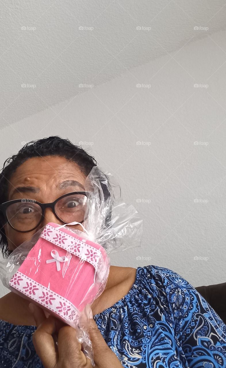 Surpresa. A surpresa é uma sensação reativa a algum acontecimento, que não  era esperado, sela ela positiva ou negativa.  Considerada uma emoção básica, ela pode se manifestar a partir de impulsos  originados da liberação  de adrenalina no sangue