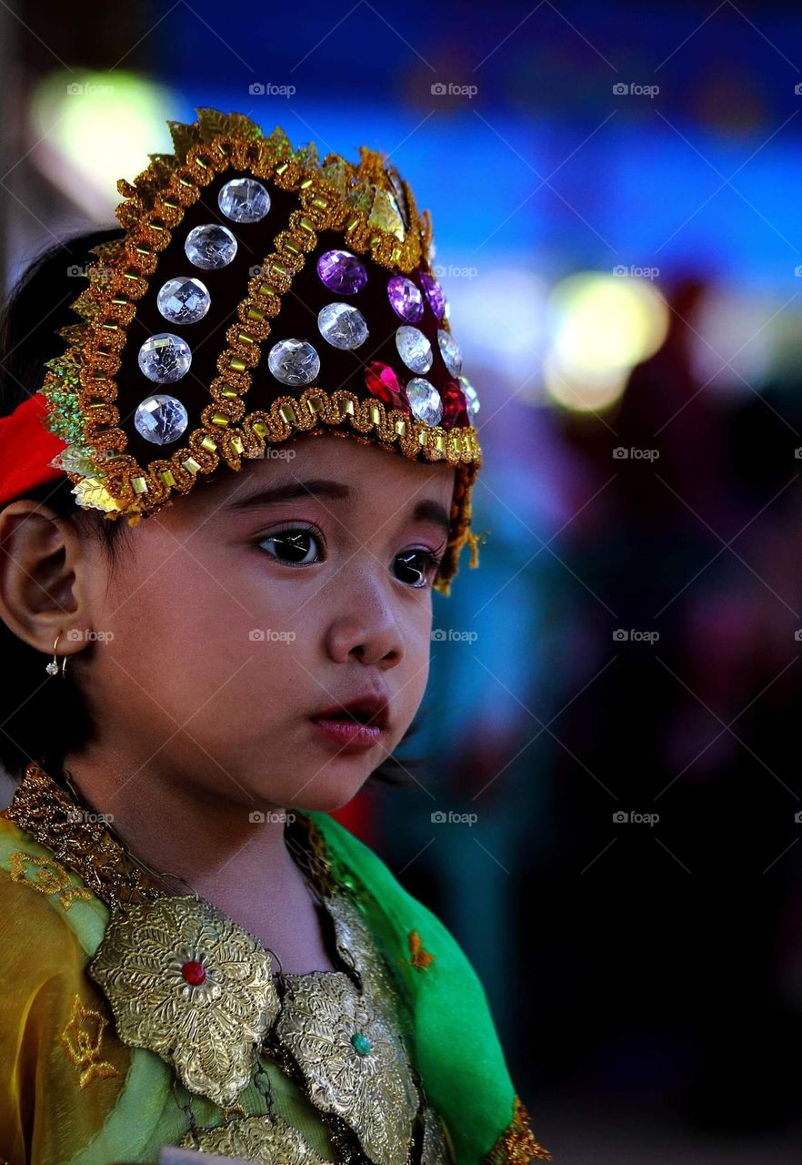 " lamung pene ", " waju toko" . An Indonesian Culture Clothing used for the little girl at the ceremonial of her graduation. Looks so nice, & cute of course . How's little queen for tryng know her prince in mind ?