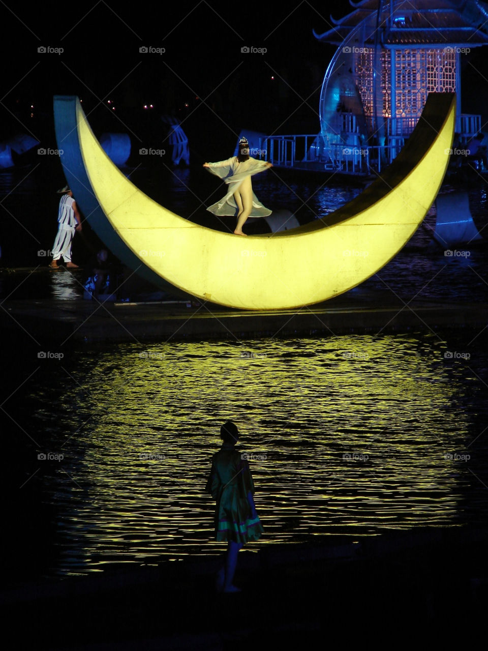 woman walking moon show by yotitoti