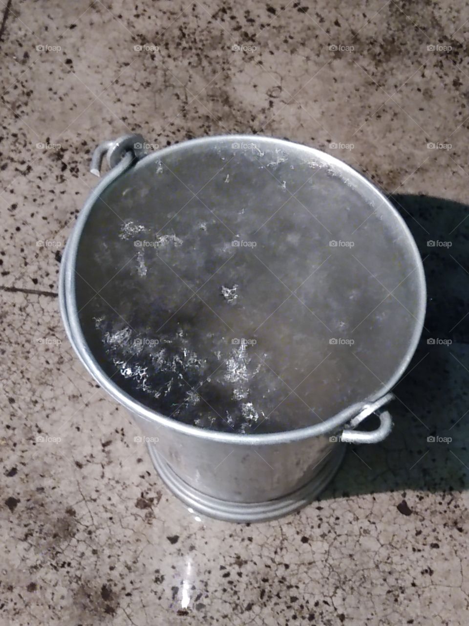 The raindrops☔💦 have been deposited in the bucket.