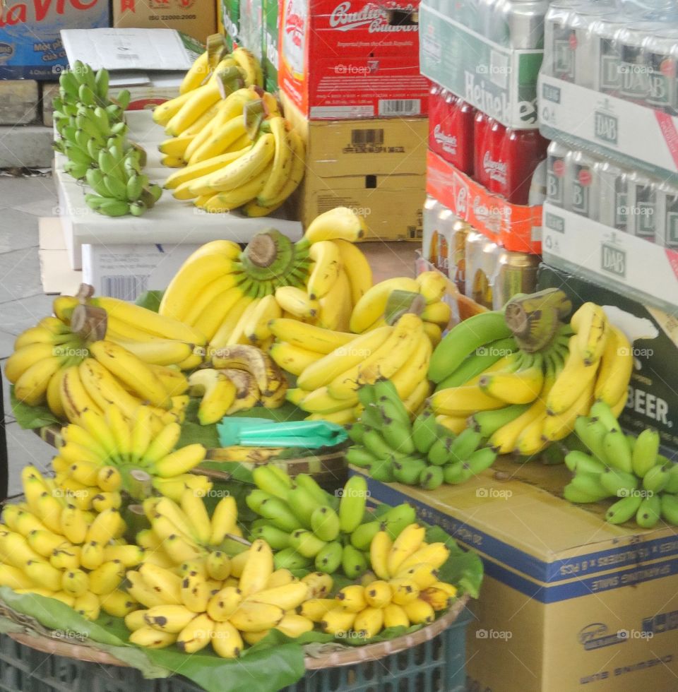 Yellow and green bananas in Hanoi