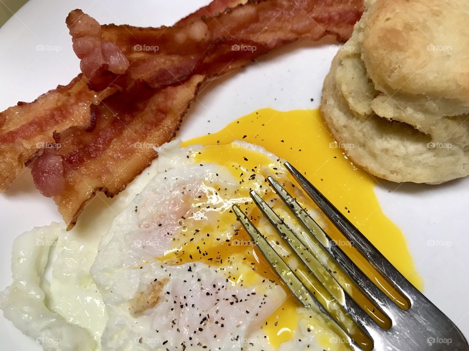 Fried egg bacon and biscuits