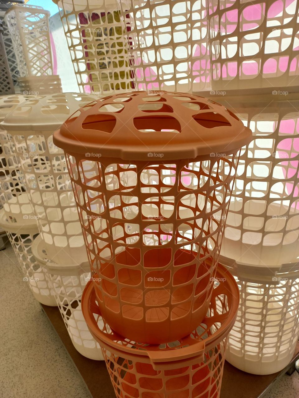 Cesto de roupas, é um item útil e prático para deixar sua casa organizada. O cesto de roupa é um acessório de organização e arrumação, ideal para colocar peças sujas, que irão depois para a máquina de lavar.