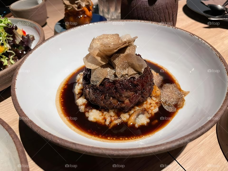 Steak minced meat, lightly grilled, topped with white truffles