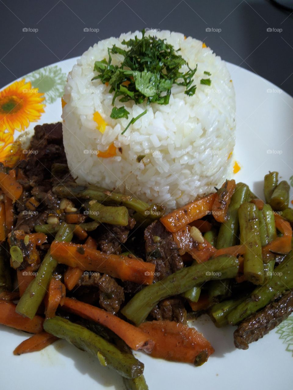 Carne con vegetales y arroz blanco