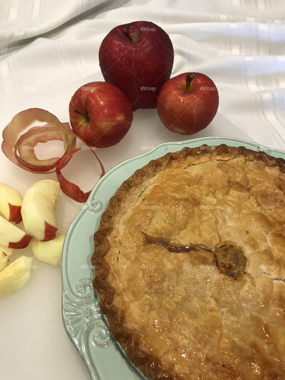 Apple medley: pie, peeling, with & without skin