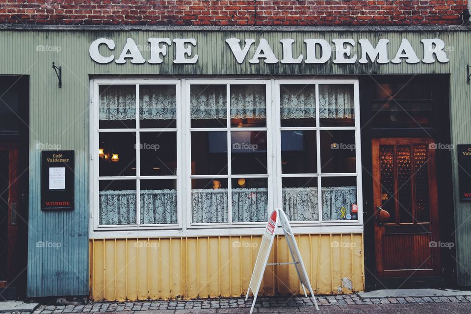 Exterior photo of a cafe from the 50:th