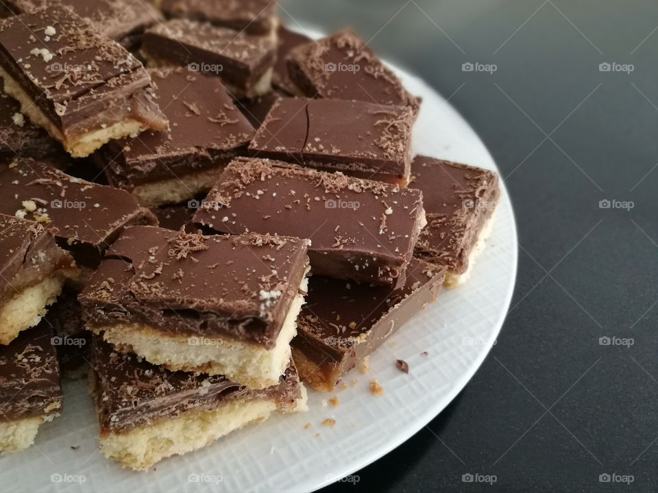 Millionaire's shortbread with chocolate and caramel
