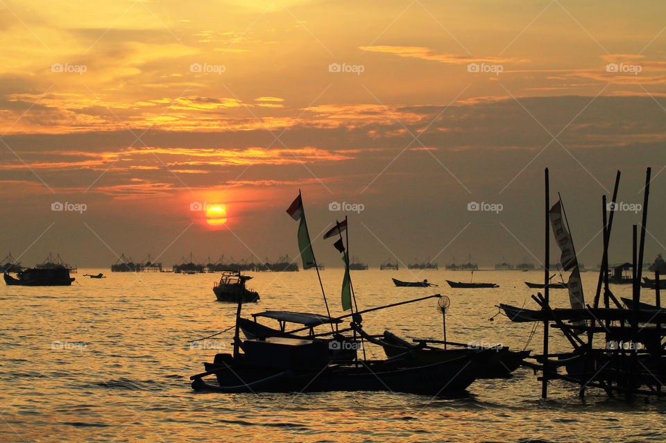 perahu dan senja